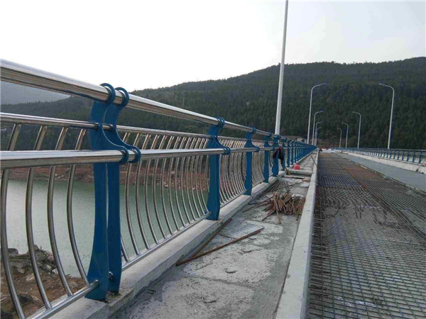 宝坻不锈钢桥梁护栏的特点及其在桥梁安全中的重要作用