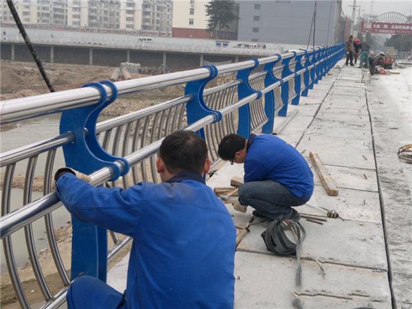 宝坻不锈钢河道护栏的特性及其在城市景观中的应用