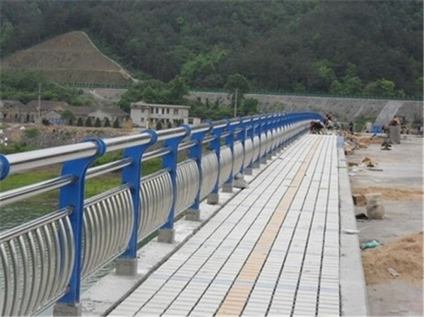 宝坻不锈钢桥梁护栏的特性及其在现代建筑中的应用